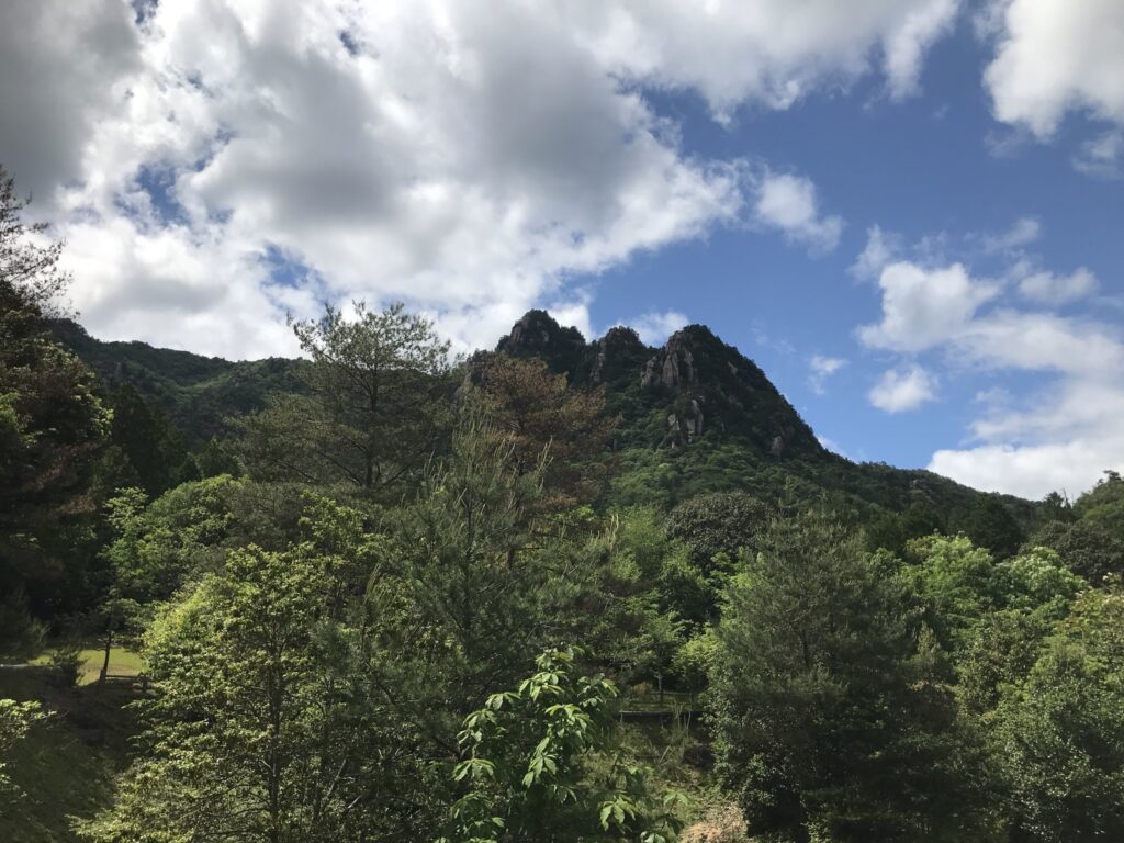 駐車場から見る三倉岳の山頂
